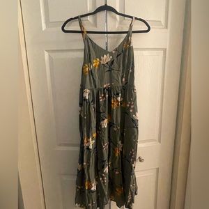 Old Navy maxi dress with pockets. Size medium.